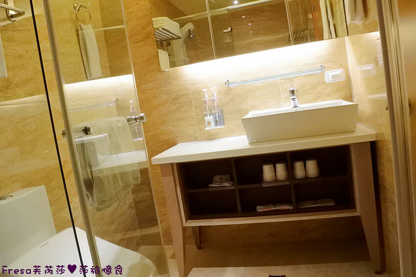 高雄飯店【康橋商旅（中山八德館）】火車站十分鐘.旁邊公車站！沙發客廳二台電視質感系房型│２４Ｈ咖啡茶點