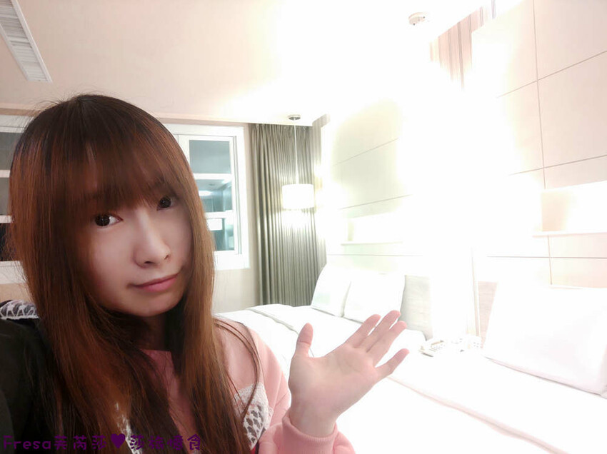 高雄飯店【康橋商旅（中山八德館）】火車站十分鐘.旁邊公車站！沙發客廳二台電視質感系房型│２４Ｈ咖啡茶點