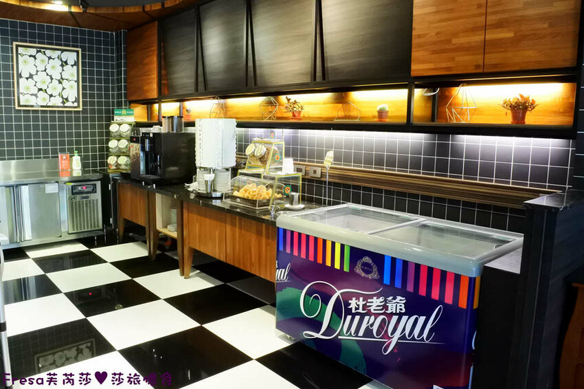 高雄飯店【康橋商旅（中山八德館）】火車站十分鐘.旁邊公車站！沙發客廳二台電視質感系房型│２４Ｈ咖啡茶點