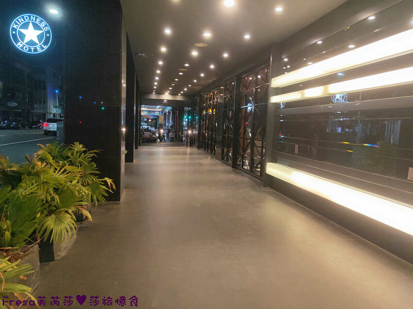 高雄飯店【康橋商旅（中山八德館）】火車站十分鐘.旁邊公車站！沙發客廳二台電視質感系房型│２４Ｈ咖啡茶點