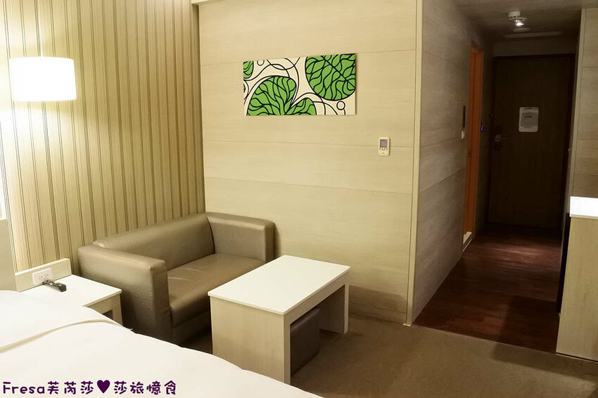 高雄飯店【康橋商旅（中山八德館）】火車站十分鐘.旁邊公車站！沙發客廳二台電視質感系房型│２４Ｈ咖啡茶點