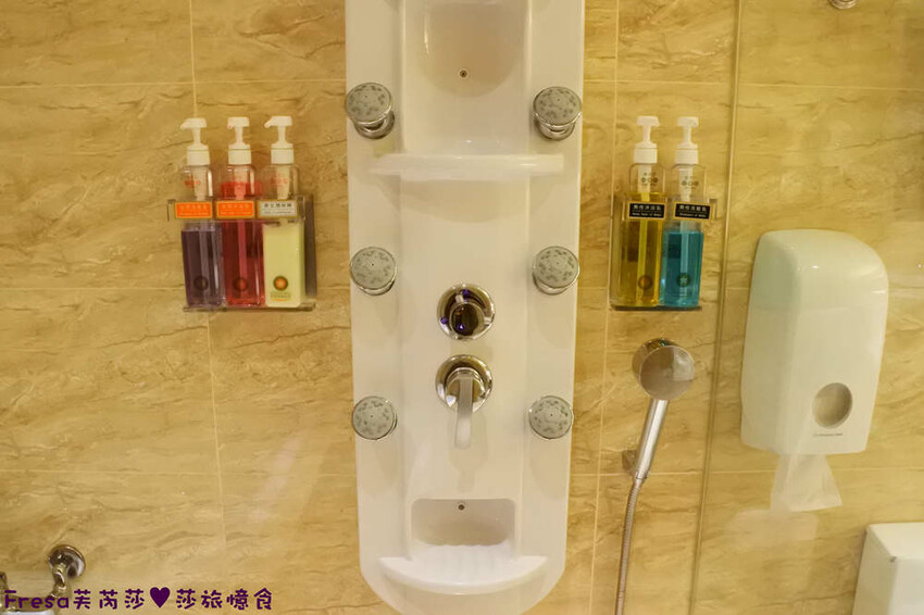 高雄飯店【康橋商旅（中山八德館）】火車站十分鐘.旁邊公車站！沙發客廳二台電視質感系房型│２４Ｈ咖啡茶點