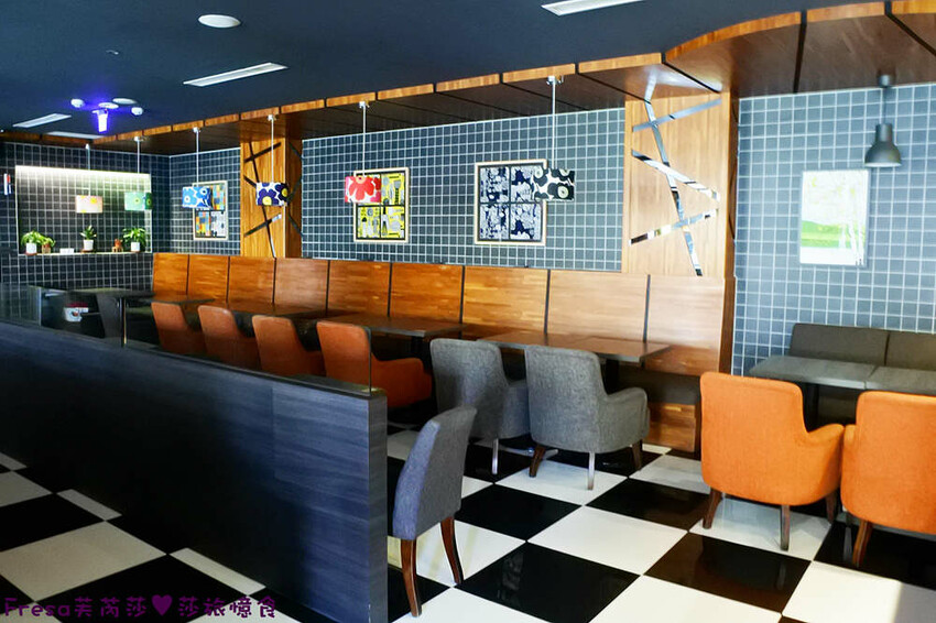 高雄飯店【康橋商旅（中山八德館）】火車站十分鐘.旁邊公車站！沙發客廳二台電視質感系房型│２４Ｈ咖啡茶點