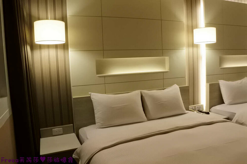 高雄飯店【康橋商旅（中山八德館）】火車站十分鐘.旁邊公車站！沙發客廳二台電視質感系房型│２４Ｈ咖啡茶點