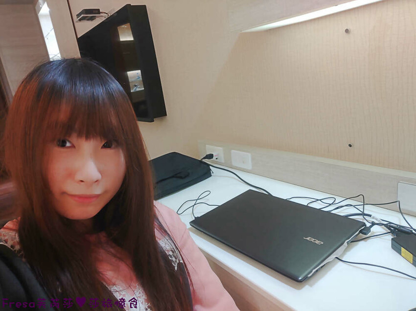 高雄飯店【康橋商旅（中山八德館）】火車站十分鐘.旁邊公車站！沙發客廳二台電視質感系房型│２４Ｈ咖啡茶點