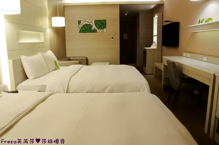 高雄飯店【康橋商旅（中山八德館）】火車站十分鐘.旁邊公車站！沙發客廳二台電視質感系房型│２４Ｈ咖啡茶點