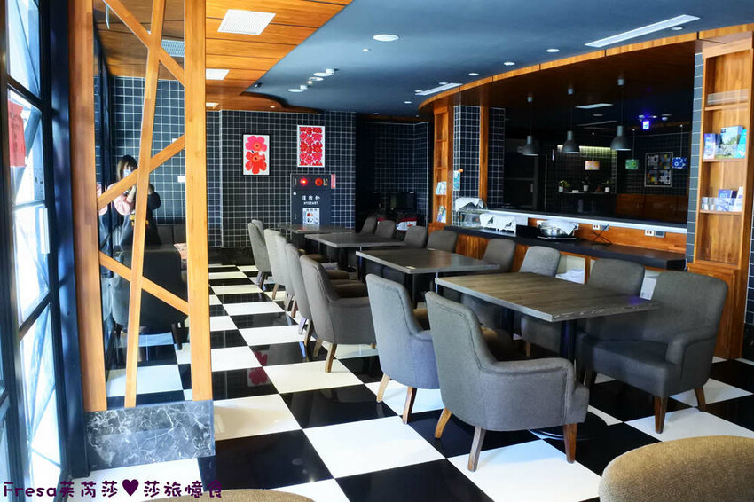 高雄飯店【康橋商旅（中山八德館）】火車站十分鐘.旁邊公車站！沙發客廳二台電視質感系房型│２４Ｈ咖啡茶點