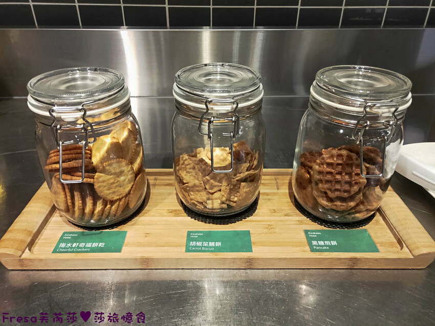 高雄飯店【康橋商旅（中山八德館）】火車站十分鐘.旁邊公車站！沙發客廳二台電視質感系房型│２４Ｈ咖啡茶點