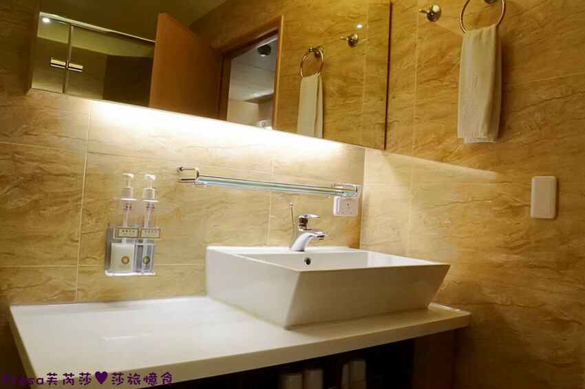 高雄飯店【康橋商旅（中山八德館）】火車站十分鐘.旁邊公車站！沙發客廳二台電視質感系房型│２４Ｈ咖啡茶點