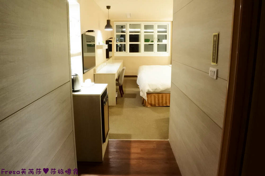 高雄飯店【康橋商旅（中山八德館）】火車站十分鐘.旁邊公車站！沙發客廳二台電視質感系房型│２４Ｈ咖啡茶點