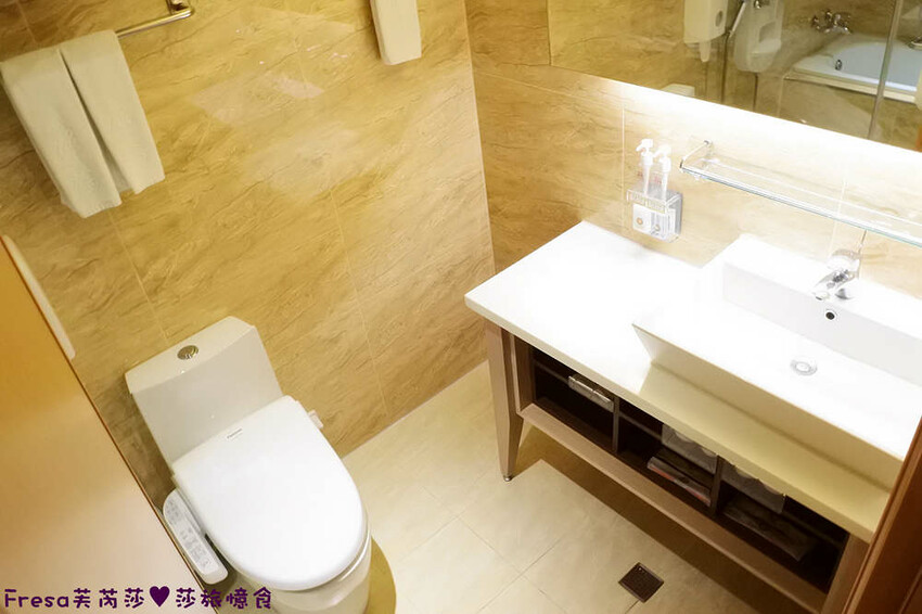 高雄飯店【康橋商旅（中山八德館）】火車站十分鐘.旁邊公車站！沙發客廳二台電視質感系房型│２４Ｈ咖啡茶點