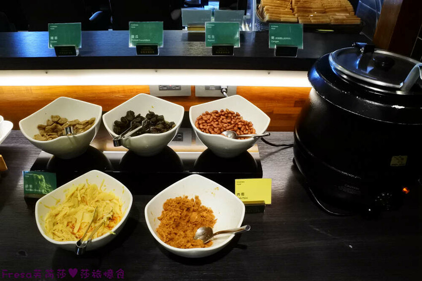 高雄飯店【康橋商旅（中山八德館）】火車站十分鐘.旁邊公車站！沙發客廳二台電視質感系房型│２４Ｈ咖啡茶點