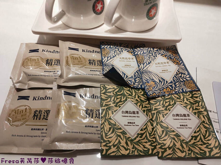 高雄飯店【康橋商旅（中山八德館）】火車站十分鐘.旁邊公車站！沙發客廳二台電視質感系房型│２４Ｈ咖啡茶點