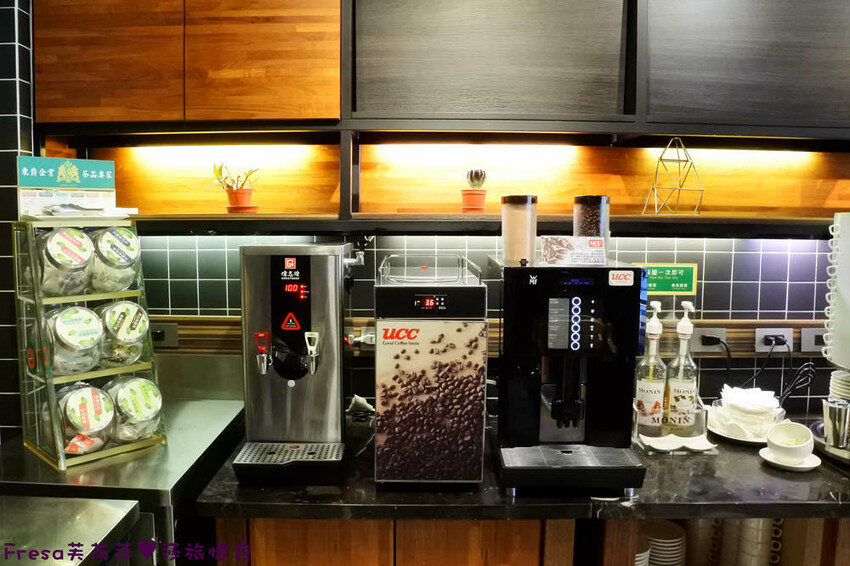 高雄飯店【康橋商旅（中山八德館）】火車站十分鐘.旁邊公車站！沙發客廳二台電視質感系房型│２４Ｈ咖啡茶點