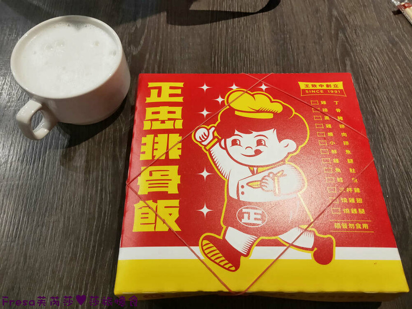 高雄飯店【康橋商旅（中山八德館）】火車站十分鐘.旁邊公車站！沙發客廳二台電視質感系房型│２４Ｈ咖啡茶點