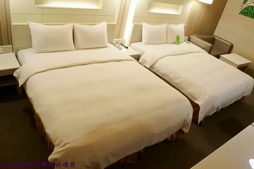 高雄飯店【康橋商旅（中山八德館）】火車站十分鐘.旁邊公車站！沙發客廳二台電視質感系房型│２４Ｈ咖啡茶點