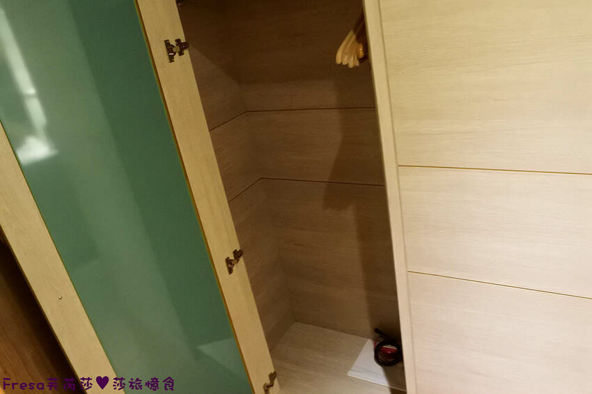 高雄飯店【康橋商旅（中山八德館）】火車站十分鐘.旁邊公車站！沙發客廳二台電視質感系房型│２４Ｈ咖啡茶點