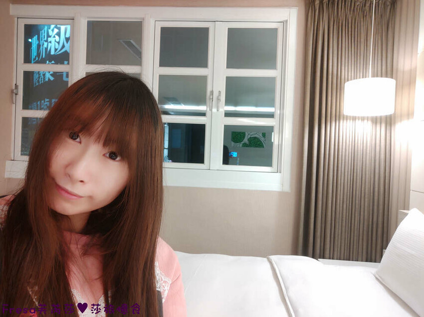 高雄飯店【康橋商旅（中山八德館）】火車站十分鐘.旁邊公車站！沙發客廳二台電視質感系房型│２４Ｈ咖啡茶點