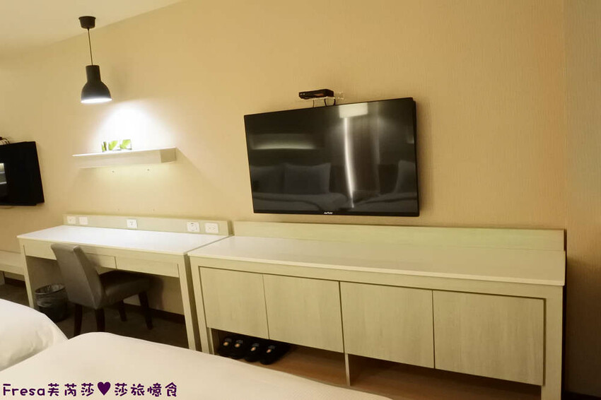 高雄飯店【康橋商旅（中山八德館）】火車站十分鐘.旁邊公車站！沙發客廳二台電視質感系房型│２４Ｈ咖啡茶點