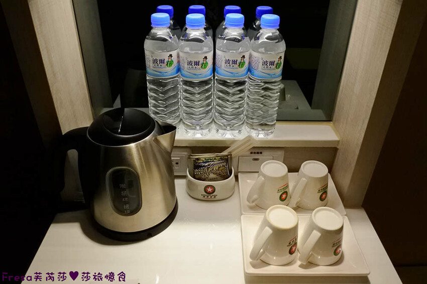 高雄飯店【康橋商旅（中山八德館）】火車站十分鐘.旁邊公車站！沙發客廳二台電視質感系房型│２４Ｈ咖啡茶點