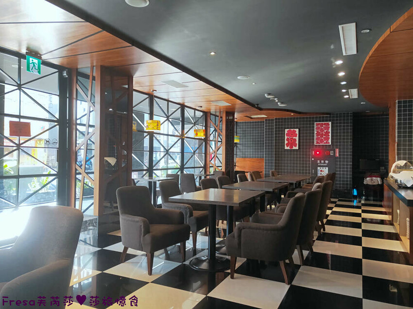 高雄飯店【康橋商旅（中山八德館）】火車站十分鐘.旁邊公車站！沙發客廳二台電視質感系房型│２４Ｈ咖啡茶點