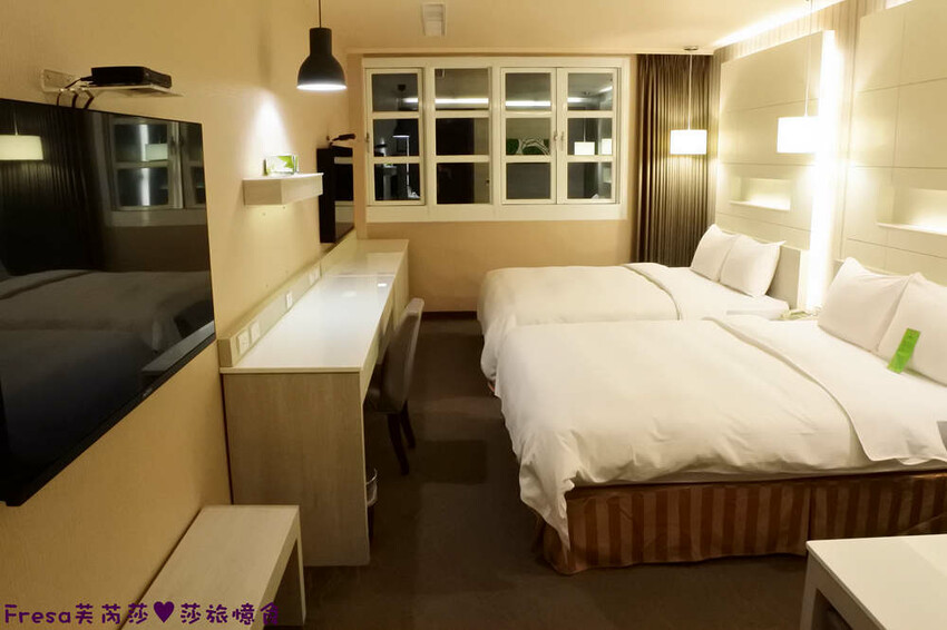 高雄飯店【康橋商旅（中山八德館）】火車站十分鐘.旁邊公車站！沙發客廳二台電視質感系房型│２４Ｈ咖啡茶點