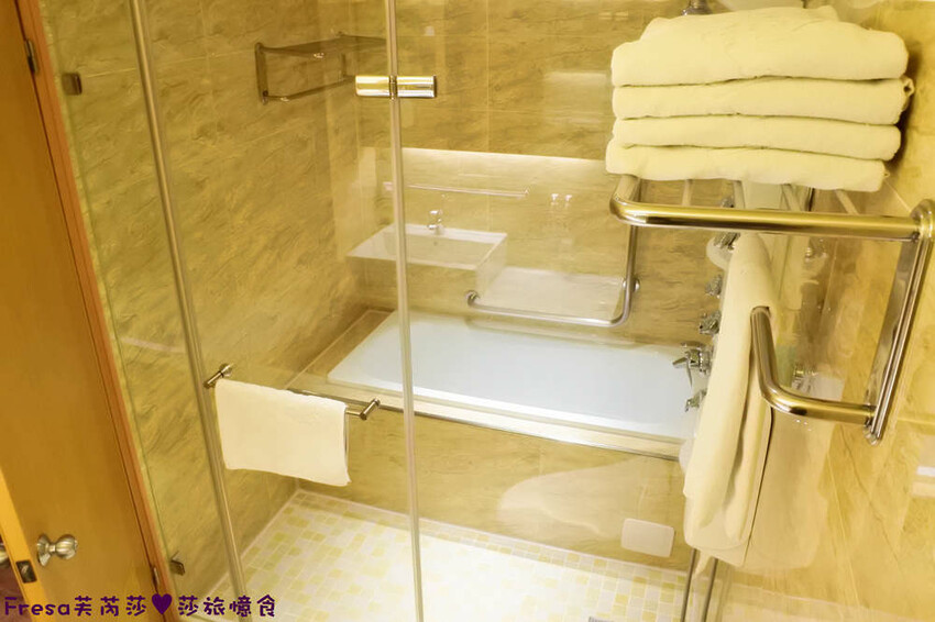 高雄飯店【康橋商旅（中山八德館）】火車站十分鐘.旁邊公車站！沙發客廳二台電視質感系房型│２４Ｈ咖啡茶點