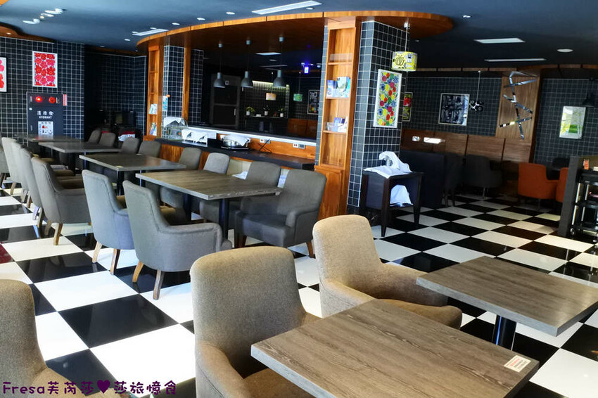 高雄飯店【康橋商旅（中山八德館）】火車站十分鐘.旁邊公車站！沙發客廳二台電視質感系房型│２４Ｈ咖啡茶點