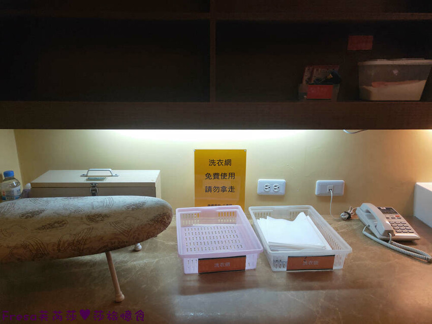 高雄飯店【康橋商旅（中山八德館）】火車站十分鐘.旁邊公車站！沙發客廳二台電視質感系房型│２４Ｈ咖啡茶點