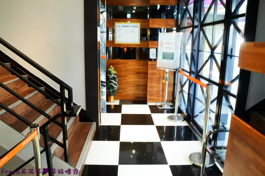 高雄飯店【康橋商旅（中山八德館）】火車站十分鐘.旁邊公車站！沙發客廳二台電視質感系房型│２４Ｈ咖啡茶點