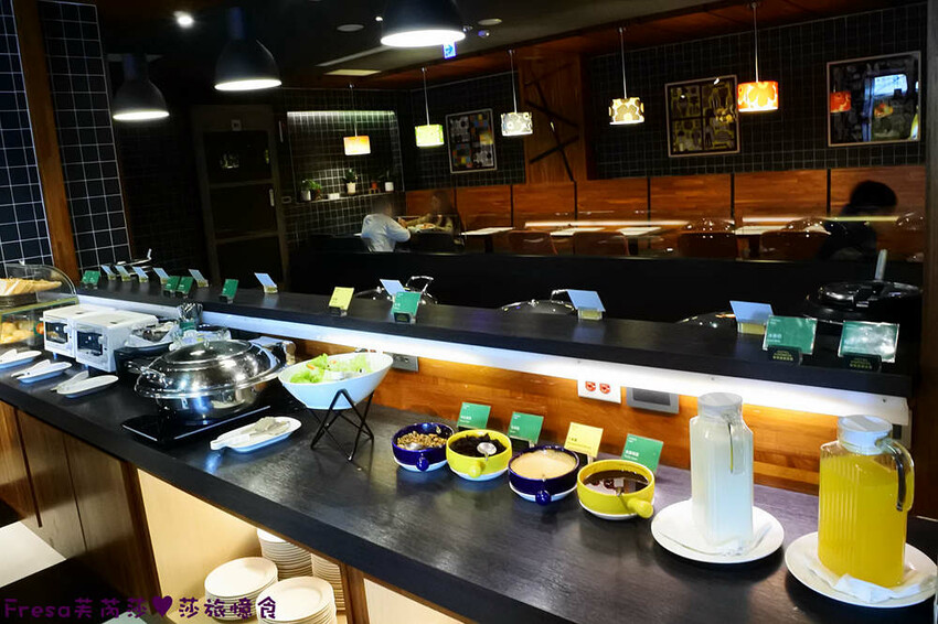 高雄飯店【康橋商旅（中山八德館）】火車站十分鐘.旁邊公車站！沙發客廳二台電視質感系房型│２４Ｈ咖啡茶點