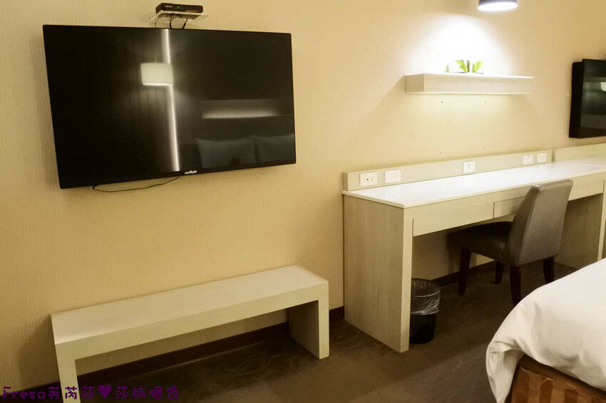 高雄飯店【康橋商旅（中山八德館）】火車站十分鐘.旁邊公車站！沙發客廳二台電視質感系房型│２４Ｈ咖啡茶點