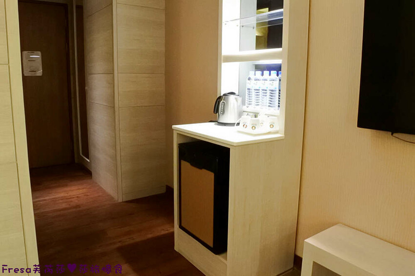 高雄飯店【康橋商旅（中山八德館）】火車站十分鐘.旁邊公車站！沙發客廳二台電視質感系房型│２４Ｈ咖啡茶點