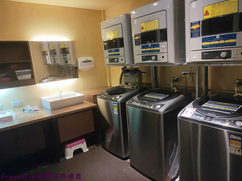 高雄飯店【康橋商旅（中山八德館）】火車站十分鐘.旁邊公車站！沙發客廳二台電視質感系房型│２４Ｈ咖啡茶點