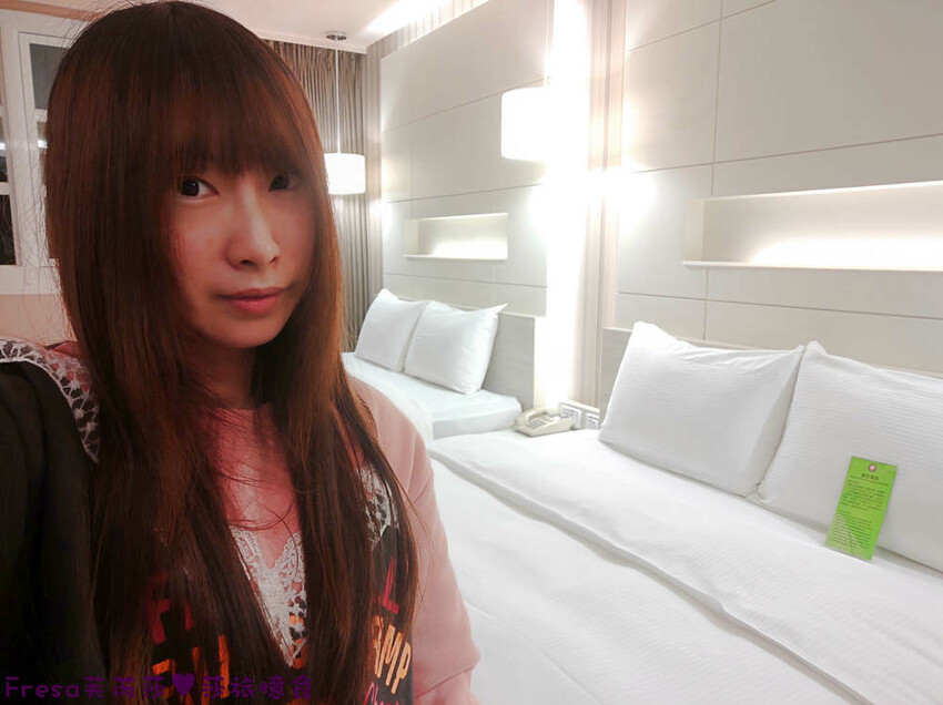 高雄飯店【康橋商旅（中山八德館）】火車站十分鐘.旁邊公車站！沙發客廳二台電視質感系房型│２４Ｈ咖啡茶點