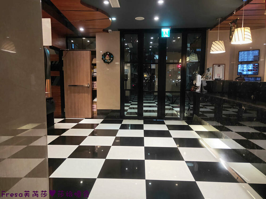 高雄飯店【康橋商旅（中山八德館）】火車站十分鐘.旁邊公車站！沙發客廳二台電視質感系房型│２４Ｈ咖啡茶點