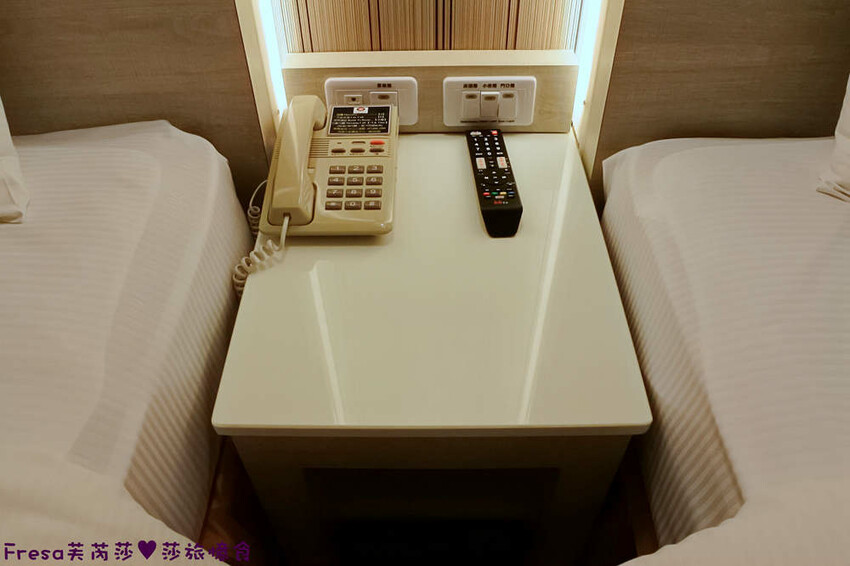 高雄飯店【康橋商旅（中山八德館）】火車站十分鐘.旁邊公車站！沙發客廳二台電視質感系房型│２４Ｈ咖啡茶點