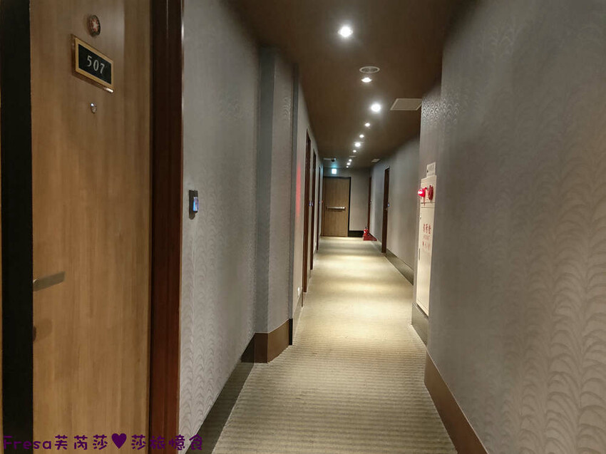 高雄飯店【康橋商旅（中山八德館）】火車站十分鐘.旁邊公車站！沙發客廳二台電視質感系房型│２４Ｈ咖啡茶點