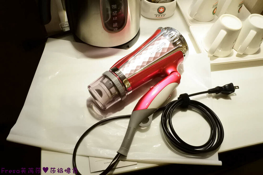 高雄飯店【康橋商旅（中山八德館）】火車站十分鐘.旁邊公車站！沙發客廳二台電視質感系房型│２４Ｈ咖啡茶點