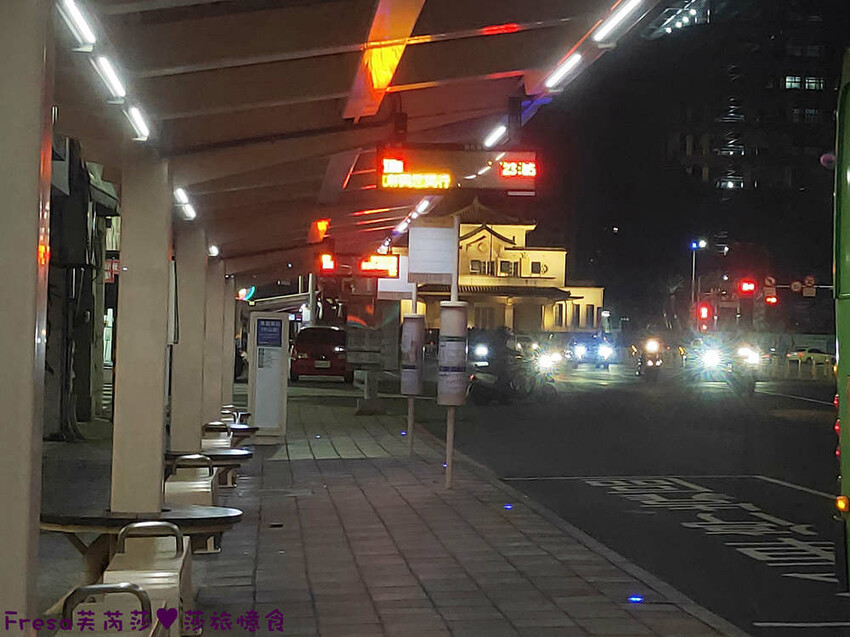 高雄飯店【康橋商旅（中山八德館）】火車站十分鐘.旁邊公車站！沙發客廳二台電視質感系房型│２４Ｈ咖啡茶點