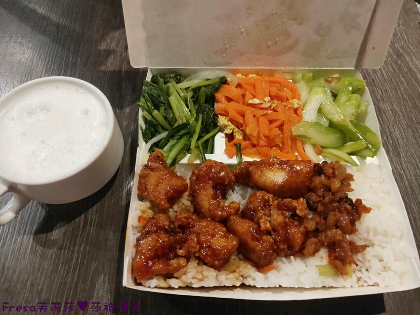 高雄飯店【康橋商旅（中山八德館）】火車站十分鐘.旁邊公車站！沙發客廳二台電視質感系房型│２４Ｈ咖啡茶點