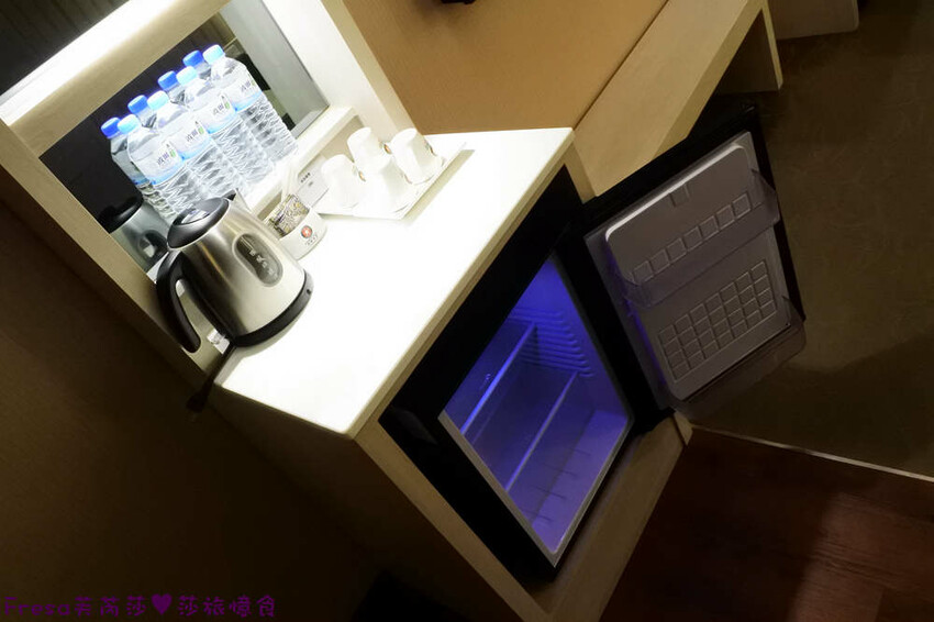 高雄飯店【康橋商旅（中山八德館）】火車站十分鐘.旁邊公車站！沙發客廳二台電視質感系房型│２４Ｈ咖啡茶點