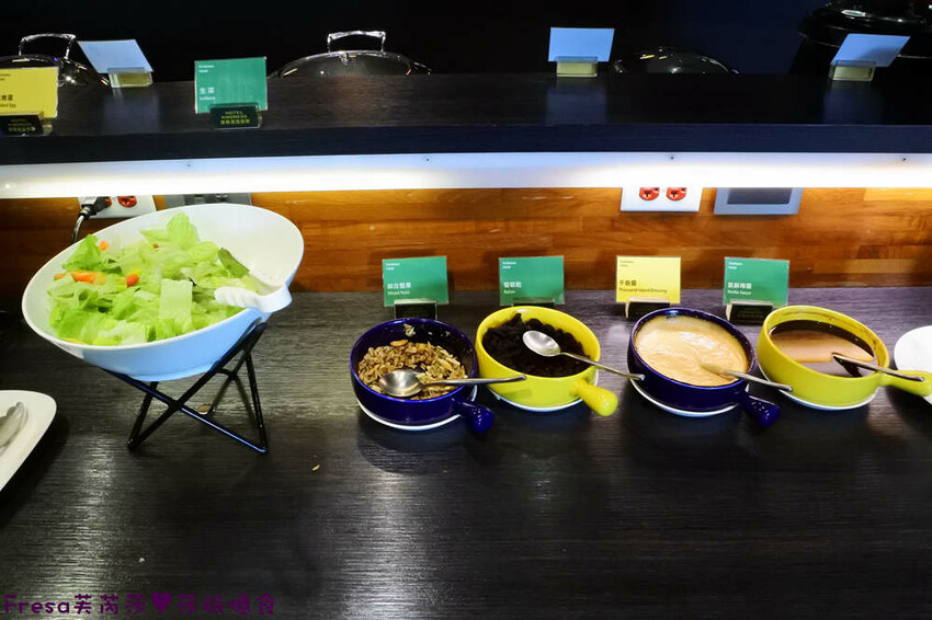 高雄飯店【康橋商旅（中山八德館）】火車站十分鐘.旁邊公車站！沙發客廳二台電視質感系房型│２４Ｈ咖啡茶點