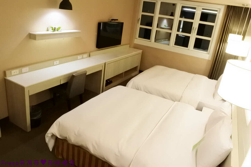 高雄飯店【康橋商旅（中山八德館）】火車站十分鐘.旁邊公車站！沙發客廳二台電視質感系房型│２４Ｈ咖啡茶點