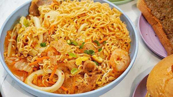 LINE_ALBUM_舞晨食 二傻夫婦_230228_2.jpg