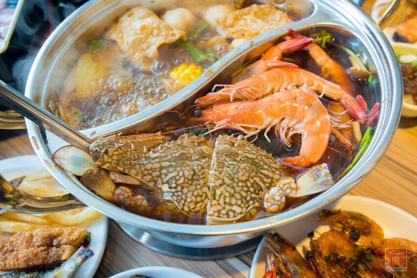 【臺南美食】東加和漢創作料理再升級“雙料無限暢食”，日本料理加上鴛鴦鍋任你夾，日料強打生魚片、大魷魚、炸蝦天婦羅等，火鍋強打湯底、活蝦、藍蟹吃到飽~東加和漢創作料理   - 南人幫