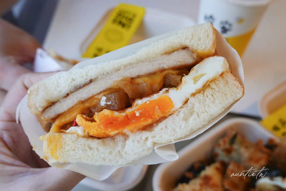 內湖科技園區早午餐！晚安早餐皮蛋肉鬆蛋餅必吃，上班族最愛推薦。