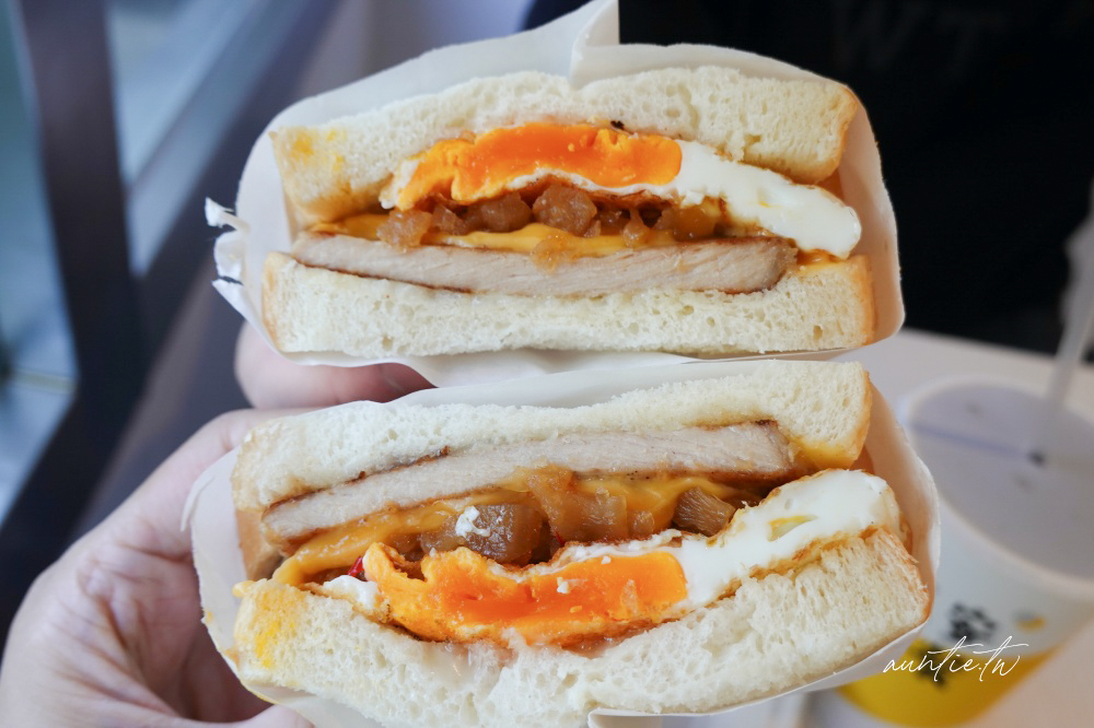 內湖科技園區早午餐！晚安早餐皮蛋肉鬆蛋餅必吃，上班族最愛推薦。