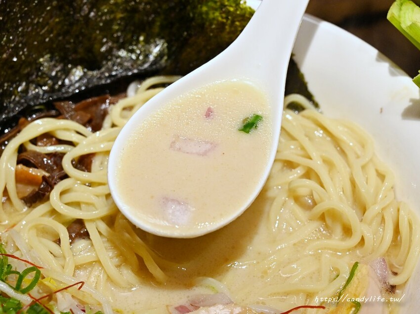 橫杉拉麵｜橫濱拉麵二代店，來自埔里人氣拉麵店，獨家豆腐麵，每碗可免費加麵一次，吃完碗底還有驚喜！