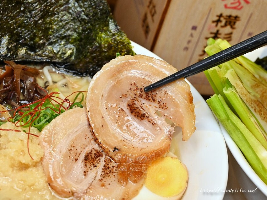 橫杉拉麵｜橫濱拉麵二代店，來自埔里人氣拉麵店，獨家豆腐麵，每碗可免費加麵一次，吃完碗底還有驚喜！